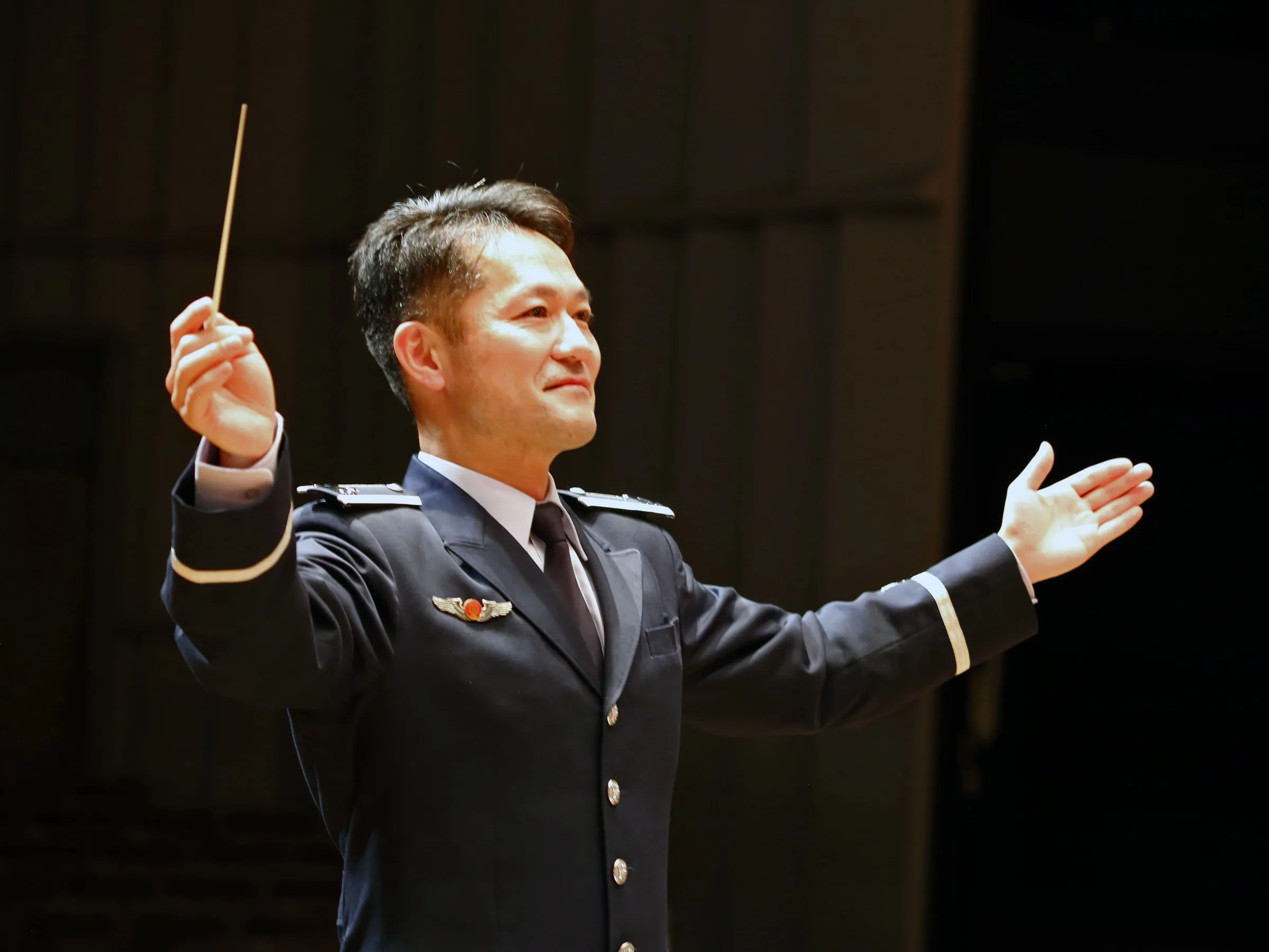 指揮をする芳賀 大輔